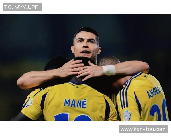 简陋环境中闪耀的足球明星们展现真实风采的动人瞬间