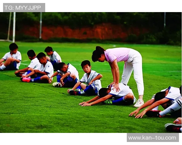 足球明星与孩子们的温馨瞬间展现梦想与希望的美好画面