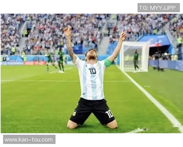 足球明星双手指天的瞬间背后隐藏的故事与荣耀